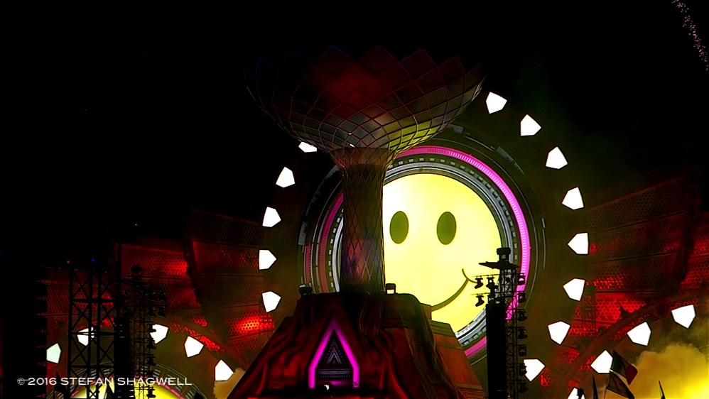 EDC Las Vegas 2016 Kinetic Field Happy Smiley Face